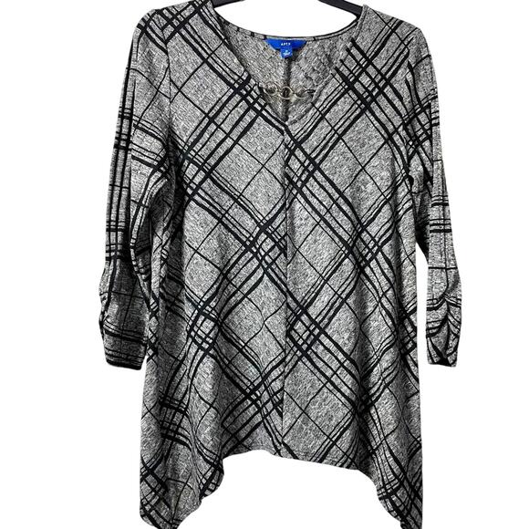 Apt 9 Geometric Print Blouse Size Medium Gray Black 3/4 Sleeve Asymmetrical Hem - Picture 1 of 11